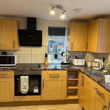Orange Lilly In Stroud With Free Parking Apartment Exterior foto
