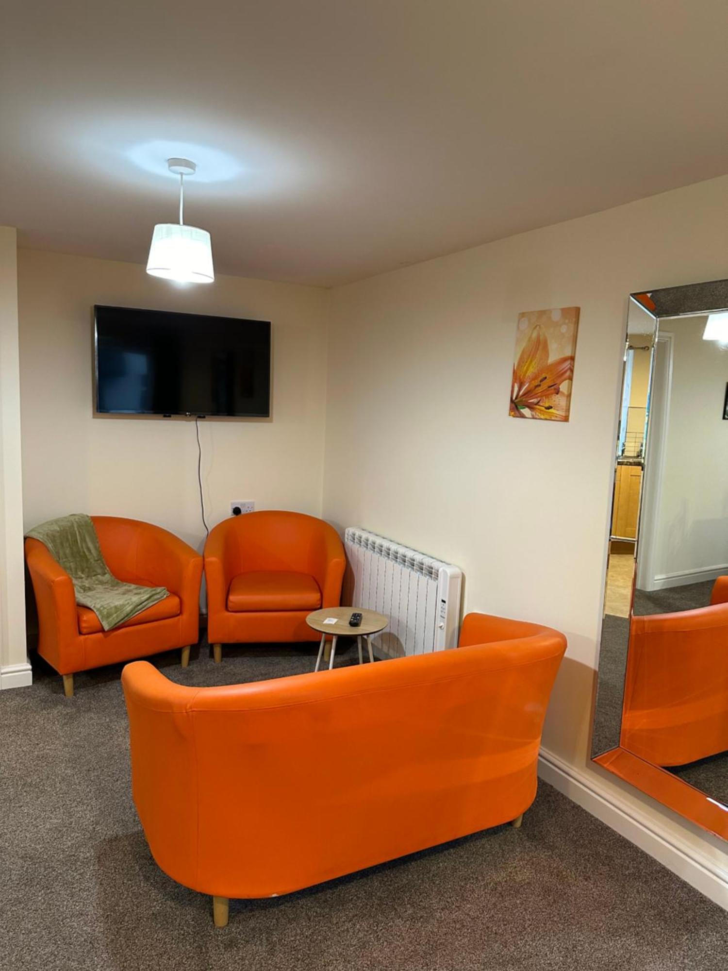 Orange Lilly In Stroud With Free Parking Apartment Exterior foto