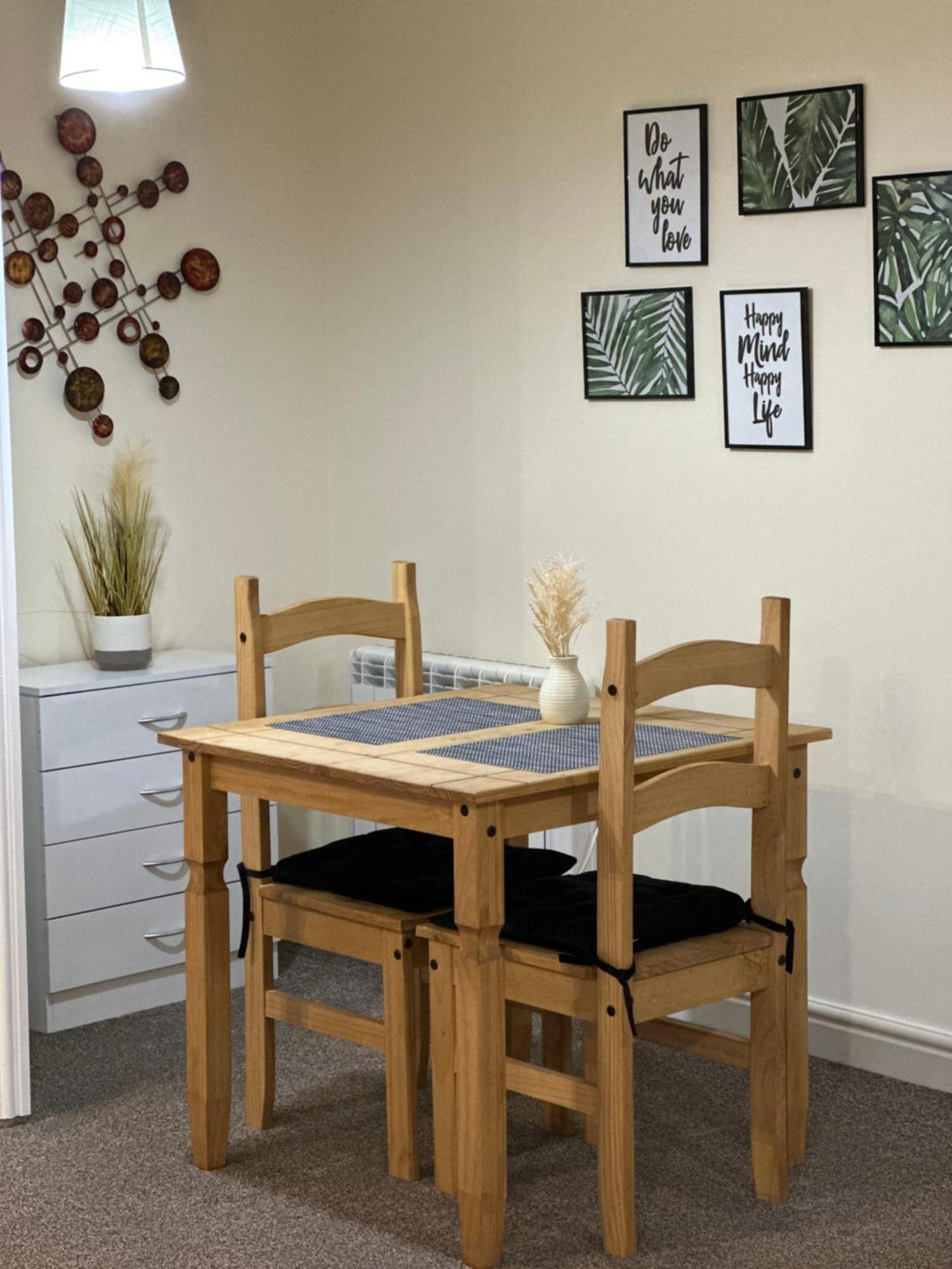 Orange Lilly In Stroud With Free Parking Apartment Exterior foto