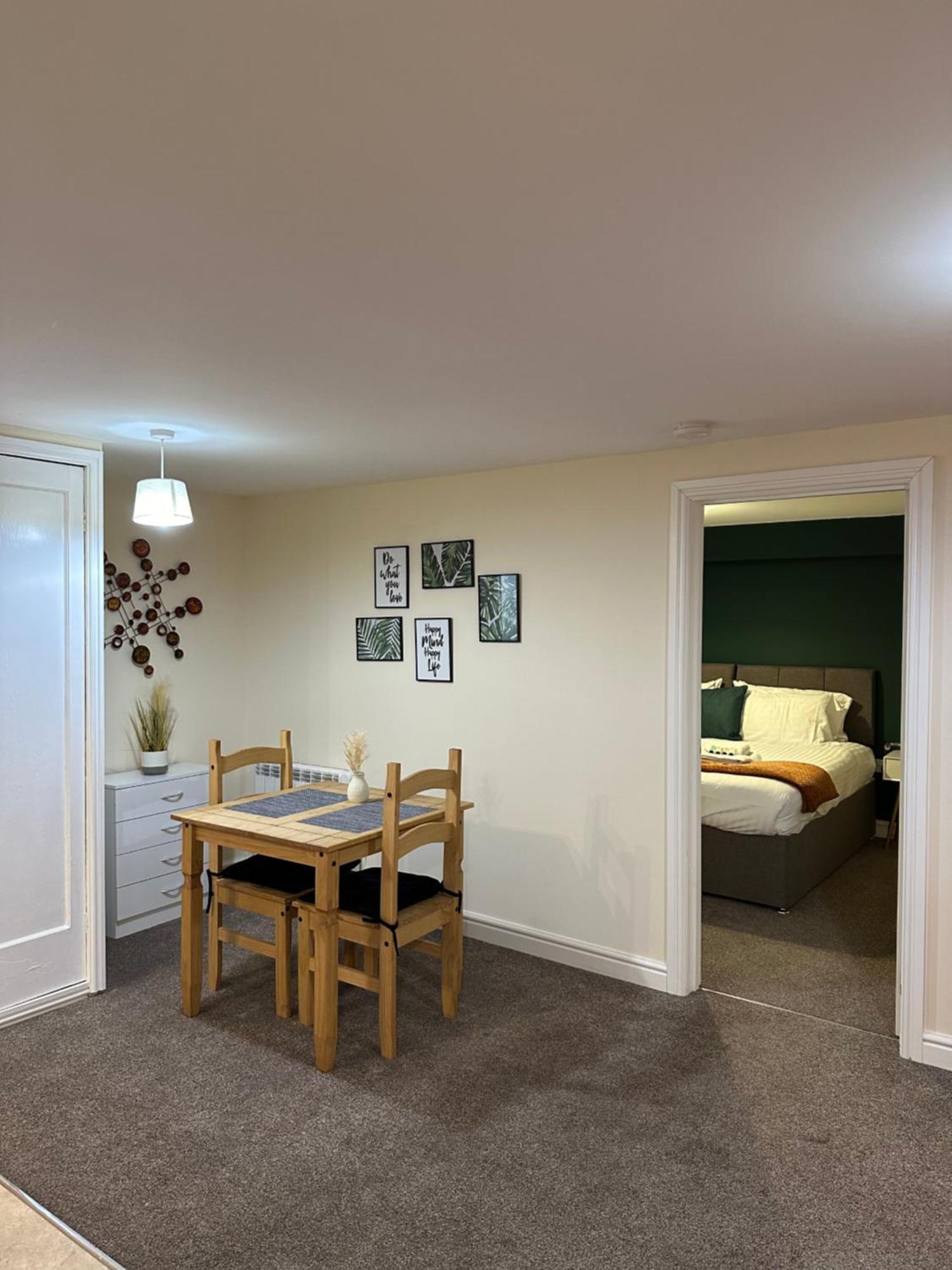Orange Lilly In Stroud With Free Parking Apartment Exterior foto