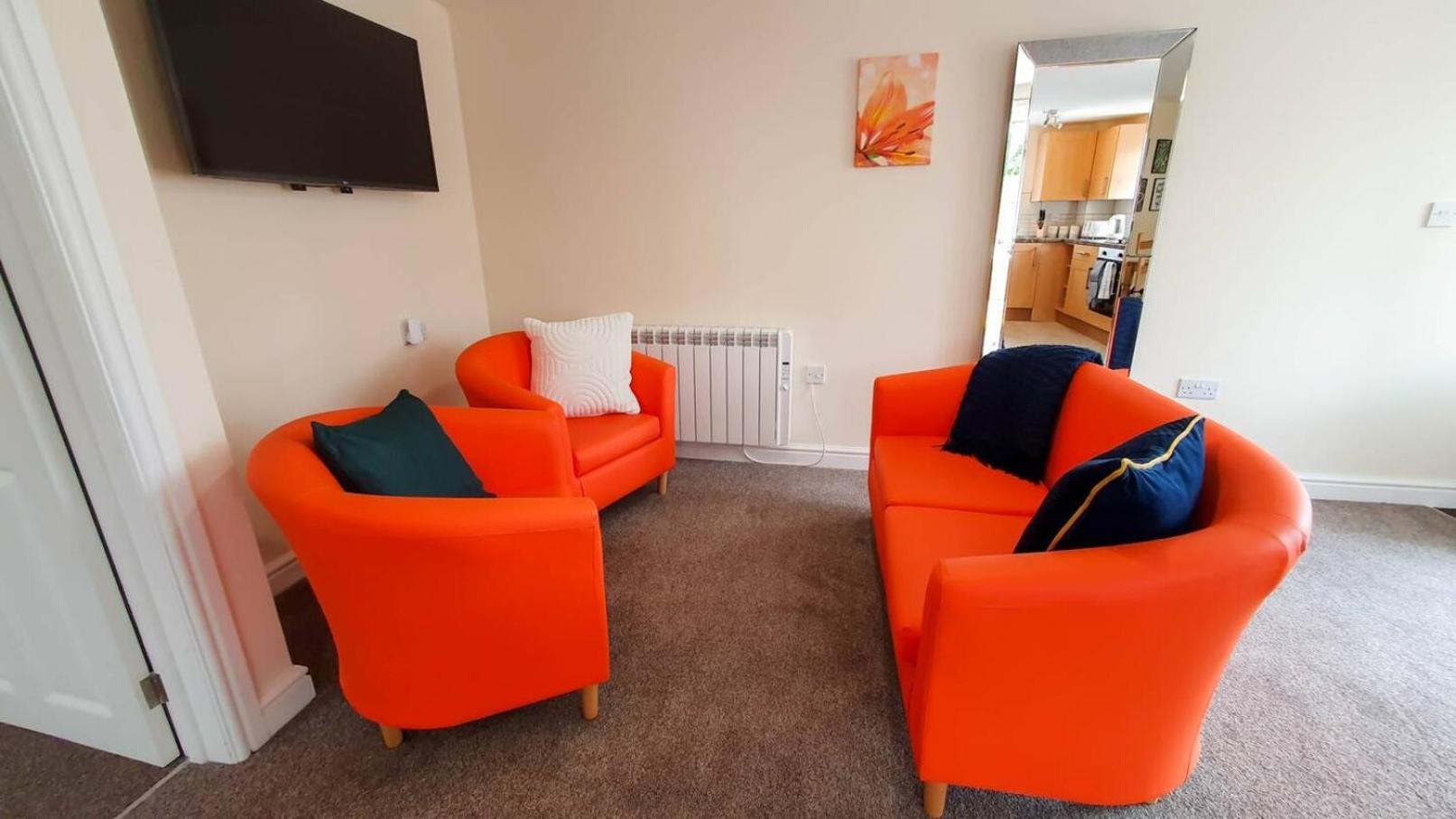 Orange Lilly In Stroud With Free Parking Apartment Exterior foto