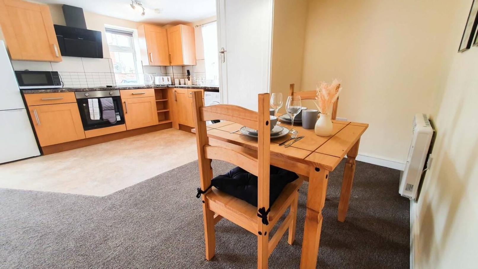 Orange Lilly In Stroud With Free Parking Apartment Exterior foto